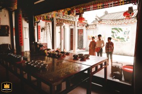 Jieyang, China — A wedding photojournalist documents a poignant moment as newlyweds honor their ancestors at a rural ancestral temple, a timeless cultural tradition.